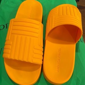 Beautiful orange/tangerine Bottega Veneta slide